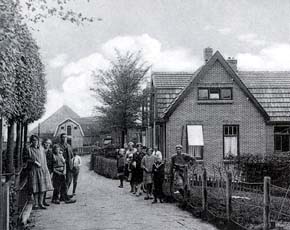 Warmenhuizen is ontstaan op een reeks middeleeuwse woonterpen en heeft daardoor een langgerekte kern.
