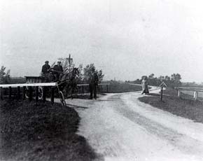 In het midden van de Westfriese Omringdijk lagen rond 1890 straatsteentjes (boerengeeltjes).