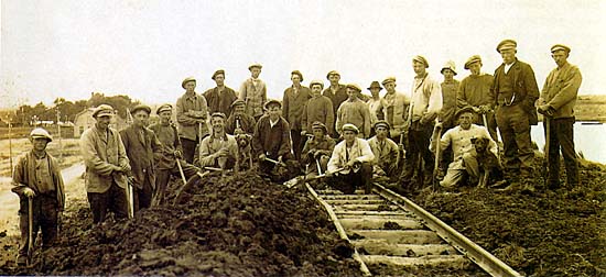 In 1906 werd bij het station van Opperdoes aan de Koningssloot een zijspoor aangelegd.