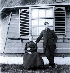 Molenaar Jan van Dalen (1842-1917) en zijn vrouw Aafje Houtlosser voor de Grote Molen aan de Zuiderdijk in Schellinkhout.