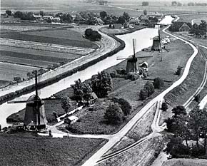 Op deze foto zijn zowel de oude als de nieuwe Huigendijk te zien. De molens staan aan de kant van de Schermer op de oude Huigendijk.