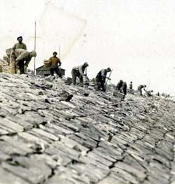 In mei 1927 verschenen de eerste baggerwerktuigen voor Medemblik om een begin te maken met de aanleg van de ringdijk.