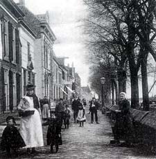 Aan de Oosterhaven te Medemblik stond rond 1900 de ambtswoning van burgemeester Winkel (het pand met de witte gevel).