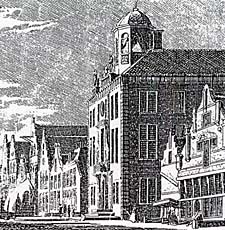 Het stadhuis aan de Breedstraat in Enkhuizen werd in 1688 gebouwd toen de bloeitijd van de stad al voorbij was.