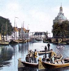 De Oude Haven van Enkhuizen rond 1900 vanaf de Wilhelminabrug.