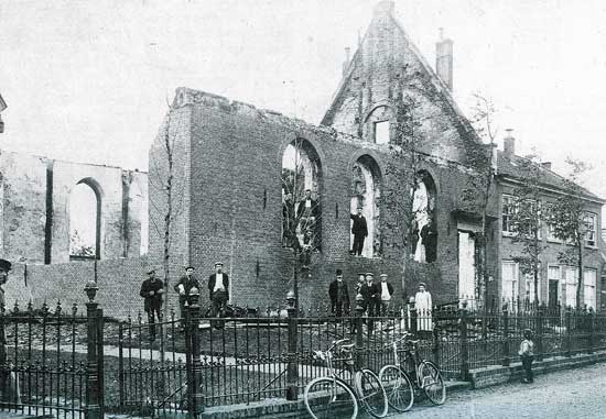 De middeleeuwse kerk van Wervershoof brandde op 1 september 1908 af na door de bliksem te zijn getroffen.