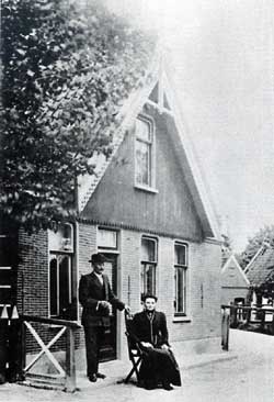In dit huis aan de Lagedijk (tegenwoordig Simon Koopmanstraat) in Wervershoof had de familie Van der Lee rond 1910 een kleermakerij en hoedenzaak.
