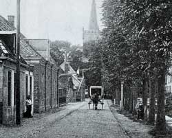 De Kerkelaan &ndash; tegenwoordig Burgemeester Hoogenboomlaan &ndash; in Hoogwoud op een foto uit 1910.