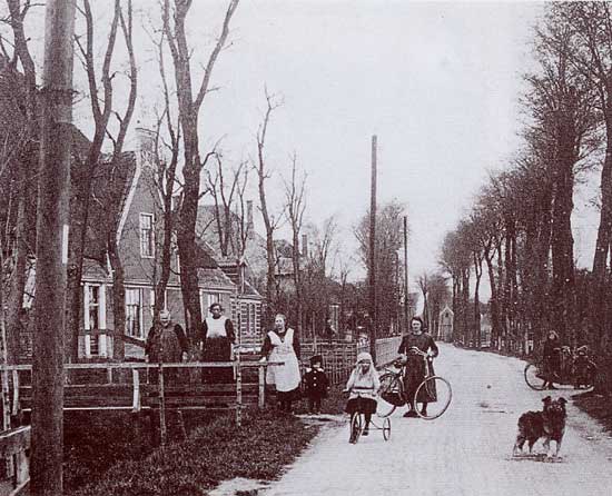 De Dorpsstraat van Sijbekarspel op een foto uit 1924.