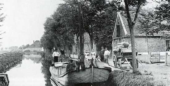 Een binnenvaartschip afgemeerd in Dirkshorn.