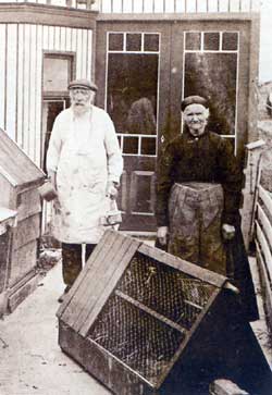 >Andijker Gerrit Vlaar en zijn vrouw Leentje op een foto die rond 1920 werd gemaakt.
