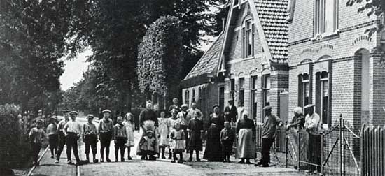 Ter hoogte van het huis van barbier Aris Pijper in Westerblokker verzamelde zich omtreeks 1900 de dorpsjeugd voor de fotograaf.