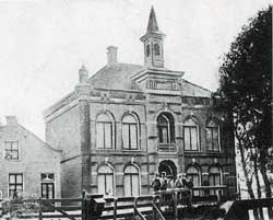 Het rond 1900 gebouwde raadhuis van Hensbroek verloor in 1979 zijn functie.
