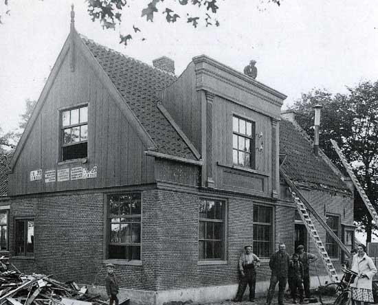 Tijdens een raadvergadering in 1914 kwam het bezoek dat koningin Wilhelmina aan Opmeer zou brengen aan de orde.