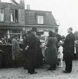 In 1934 trok burgemeester F. Sutman Meyer (staand naast de auto) samen met zijn vrouw.