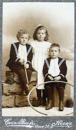 Antje Haringhuizen (in 1899 geboren te Wijdenes) poseert rond 1905.