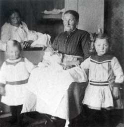 Na de bevalling van mevrouw Koopman uit Heerhugowaard in 1925 zorgde haar moeder als baker voor het gezin.