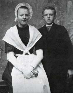 Broer en zus Stapel werden in 1897 door de bekende Enkhuizer fotograaf Dekema op de foto gezet.