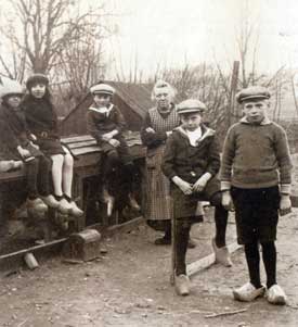 Tollende kinderen uit Abbekerk.