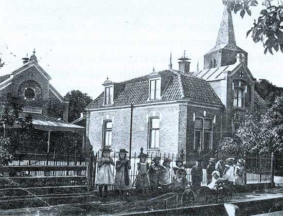 De lagere school van Westerblokker omstreeks 1910.