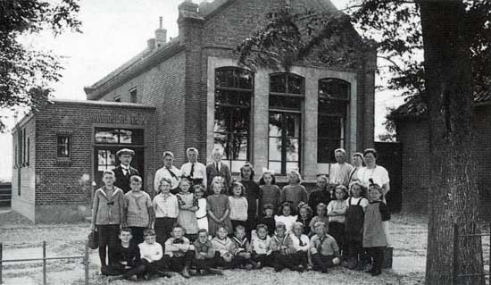 Alle leerlingen van de dorpsschool van Moerbeek, omstreeks 1920.