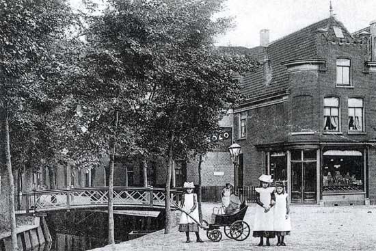 Drie meisjes spelen met een wagen op het Noord van Schagen.