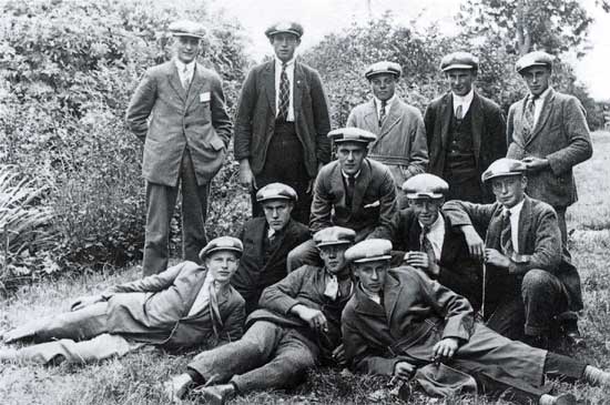 Op deze foto uit 1927 staan twaalf jonge mannen uit de Langedijk.