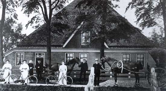 In 1905 liet de familie Donker zich fotograferen voor haar stolpboerderij aan Koningspade te Hoogwoud.