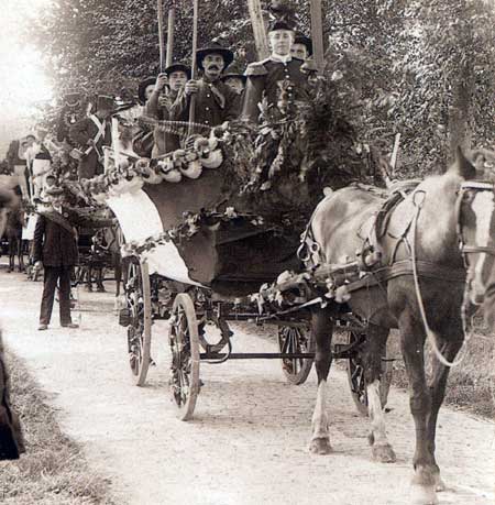 Gymnastiekvereniging De Westfries reed in Sijbekarspel in een versierde wagen in de optocht mee.