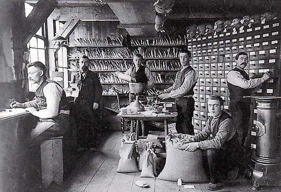 In 1913 kocht de zaadhandel Sluis en Groot het Peperhuis in Enkhuizen, een oud VOC-pakhuis.