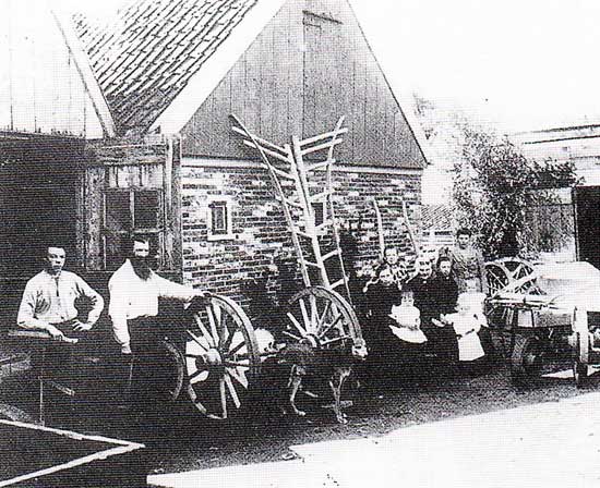 Foto van de wagenmakerij van Voorthuijzen aan het Poolland, een gehucht ten noordoosten van Schagen.