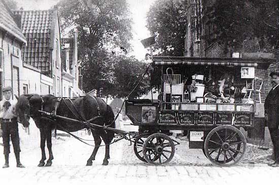 Jan Huisman liep omstreeks 1930 met zijn kettekar door Enkhuizen.
