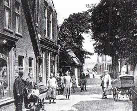 Foto van de Dorpsstraat in Zuid-Scharwoude.