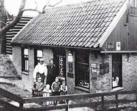 Van oudsher huisde in dit gebouw in Ursem een kruidenierswinkel.