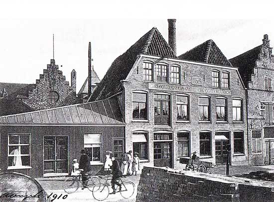 Op deze foto uit omstreeks 1910 staat de stoomconservenfabriek Noord-Holland aan het Oudevaarsgat van Medemblik.