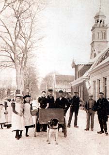 De kruidenier Ootjer Strijbis bracht omstreeks 1900 de bestellingen met de hondenkar naar zijn klanten in Barsingerhorn.