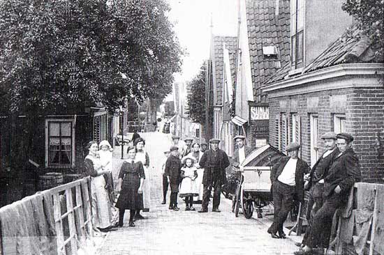 Op de foto de Peperstraat in Broekerhaven omstreeks 1925. Rechts is de bakkerij van Hagtingius.