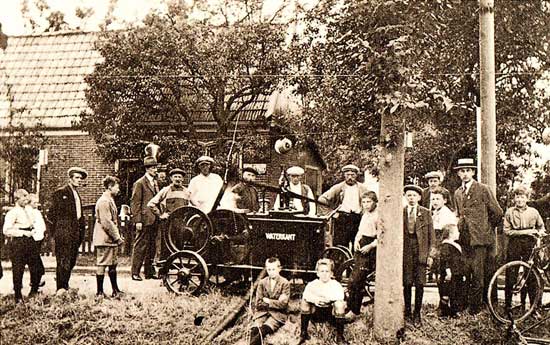 De brandspuit van Wijdenes in de jaren '30 van de 20ste eeuw.
