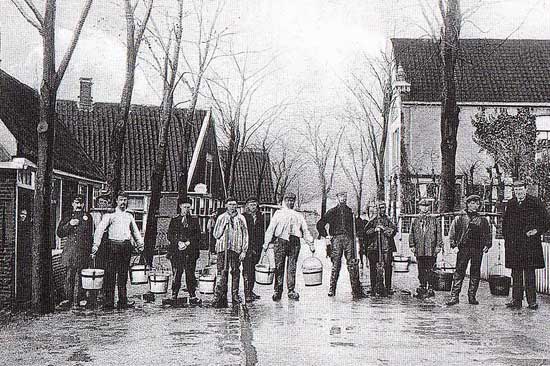 De gemeentereiniging van Schagen aan het werk op de Hoep.