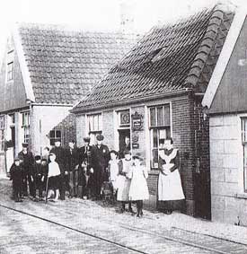 Op de grens van de rivaliserende buurgemeenten Grootebroek en Bovenkarspel verrees het postkantoor.