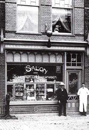 Kapper Herman Willemse had vanaf 1910 een kapperszaak in de Molenstraat van Schagen.