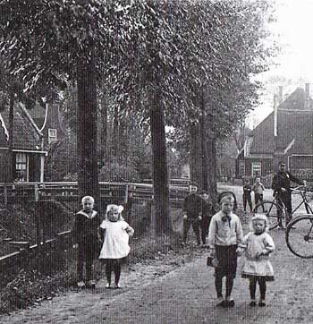 Dorpsgezicht van Twisk, genomen bij de hervormde kerk.