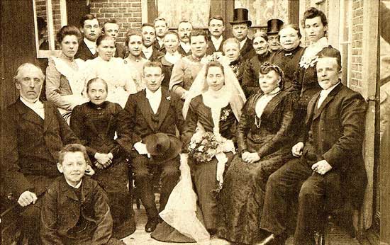 Huwelijksfoto uit 1904 van het bruidspaar Marten Melle en Margreet Gijzelaar.