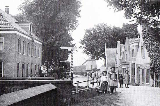 Caf&eacute; en logement De Rustende Man (links) in Rustenburg was een pleisterplaats voor man en paard.