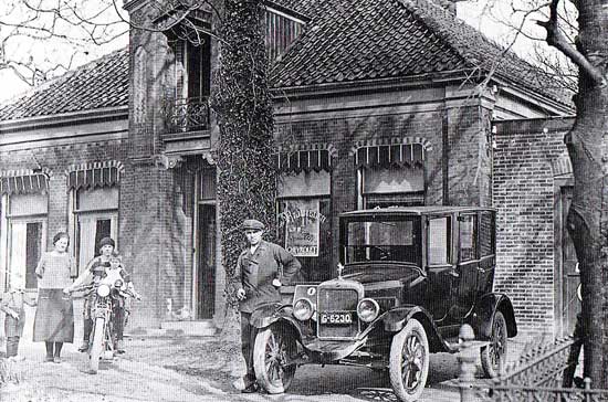 Jasper Vos uit Midwoud begon in 1924 in een herenhuis in Benningbroek een motoren- en fietsenhandel.