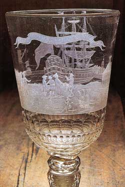 Met deze fraai gegraveerde bokaal uit de 17de eeuw werd door reders en handelaren geproost op hun succesvolle ondernemen.