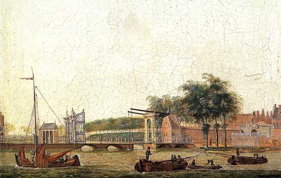 Ouke Rondhout schilderde omstreeks 1800 de Boompoort in Alkmaar met op de voorgrond enkele boten.