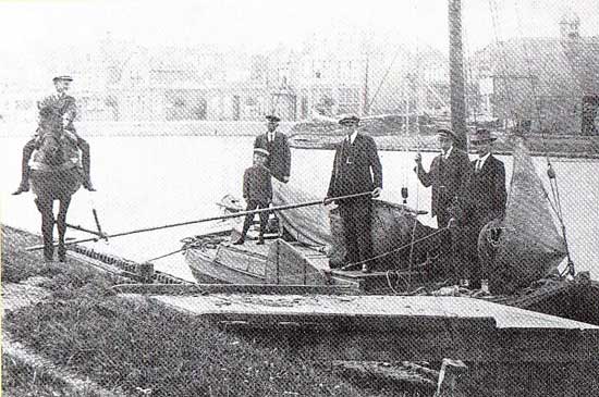 Ter gelegenheid van het 25-jarig huwelijk van C. Schot, de latere sluiswachter op de Zes Wielen te Alkmaar.