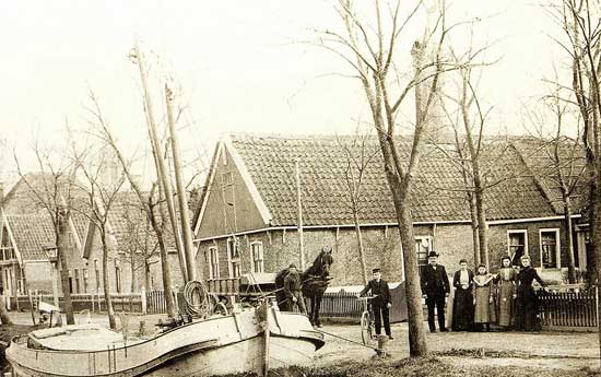 N. de Waard (met hoed) poseerde aan het begin van de 20ste eeuw met zijn familie bij zijn motortjalk.
