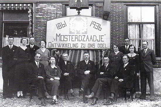 Na een bezoek aan de Amsterdamse Stadsschouwburg besloten enkele inwoners van Wijdenes.